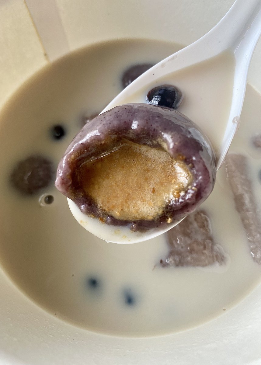yourmomisgreen8's tweet image. Tangyuan in warm soy milk 😭😭😭 #cravingsorted 🙌🏻✨