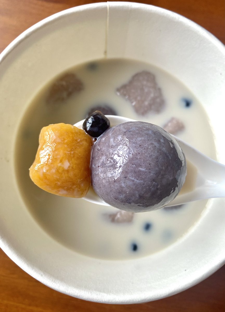 yourmomisgreen8's tweet image. Tangyuan in warm soy milk 😭😭😭 #cravingsorted 🙌🏻✨