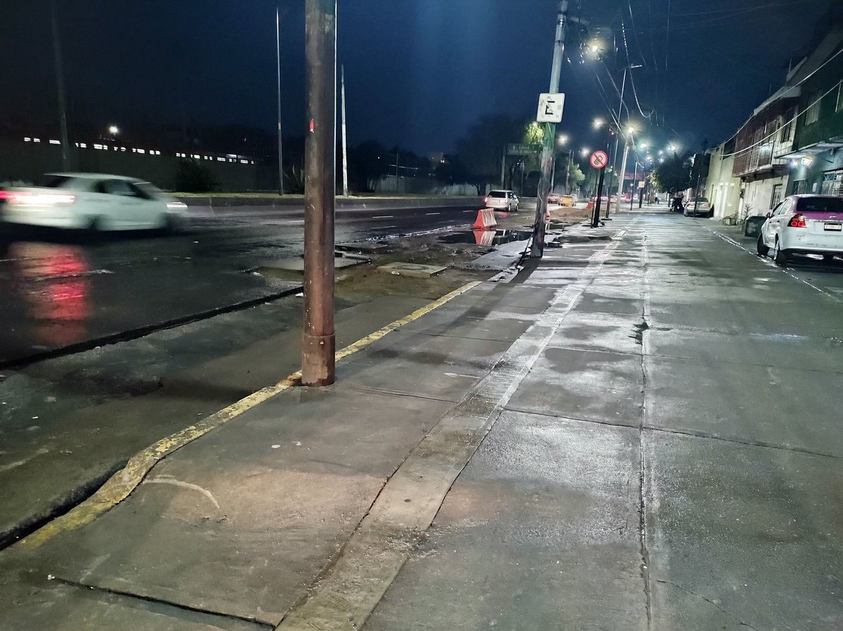 mufapila's tweet photo. @SOBSECDMX @LaSEMOVI @IztacalcoAl @Claudiashein #EsClaudia  Después de 3 meses dejan inconclusa obra sobre 5ta Cerrada de Río Churubusco, a 100 metros de balneario Olímpico. Autos se quedan atascados. Se exige mayor respeto a vecinos y ciudadanos, pésima forma de hacer una obra! https://t.co/RXoi6TLUcE