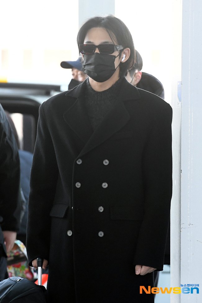 oh mingyu wearing the same sunglasses that he wore the last time he went to indonesia 🕶️