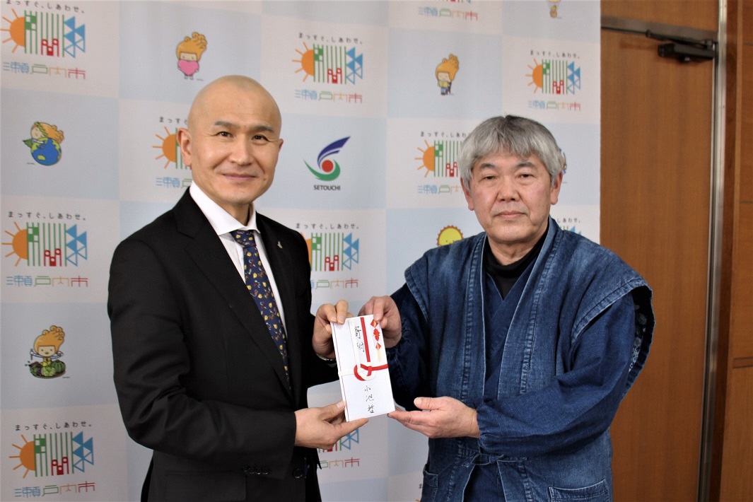 白銀師の小池哲様から、小池様が製作したミニ山鳥毛ペーパーナイフの売上金を山鳥毛里づくりプロジェクトにご寄附いただきました。
寄附金は山鳥毛里づくり事業に活用させていただきます。
ありがとうございました。

#瀬戸内市
#日本刀の聖地
#備前長船刀剣博物館
#山鳥毛