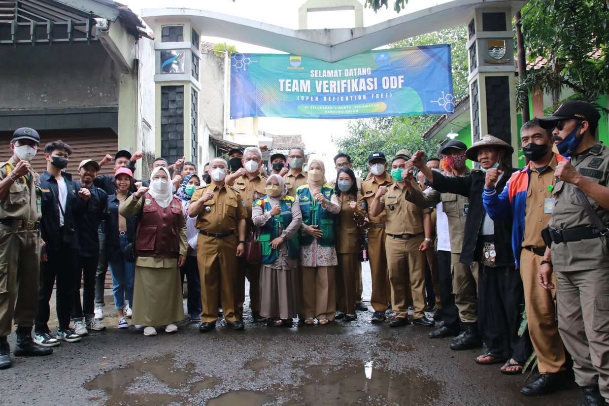 [Senin, 26 Desember 1011]
.
Bapak Camat Bojongloa Kaler sebagai Koordinator TIM Moven Recheking ODF Kelurahan mendapingi Ibu @yunimarmulyana Istri Walikota Bandung meninjau Lapangan Kegiatan Recheking ODF di @kec_bandung_kulon
