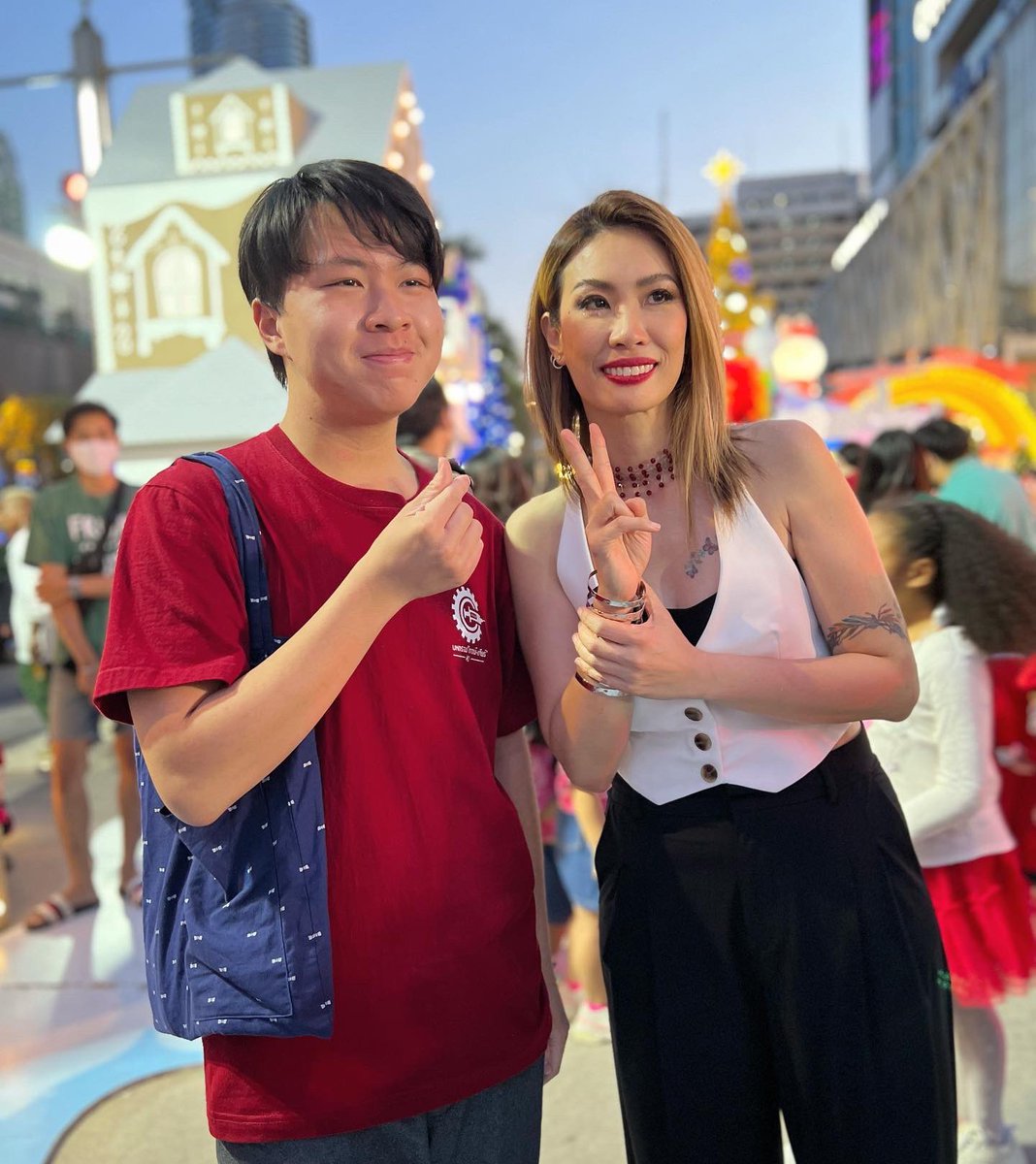gobsaovanit's tweet photo. 🫶❤️🙏🏻 ขอบคุณพี่ๆน้องๆเพื่อนๆ ที่มาแบ่งปันความสุขให้กันส่งท้ายปี 2022 นี้ที่ เซ็นทรัลเวิล์ดค่ะ เมื่อวานคนเยอะมากกกกกก ♥️❤️ มีความสุขมากๆเลยค่า หวังว่าทุกๆคนก็มีความสุขเหมือน ‘กบ’ นะค๊า 😍🤟🏻#กบเสาวนิตย์ #gobsaovanit #gobsaovanitfc #gobsaovanitperformances https://t.co/xfrxC1bAxr