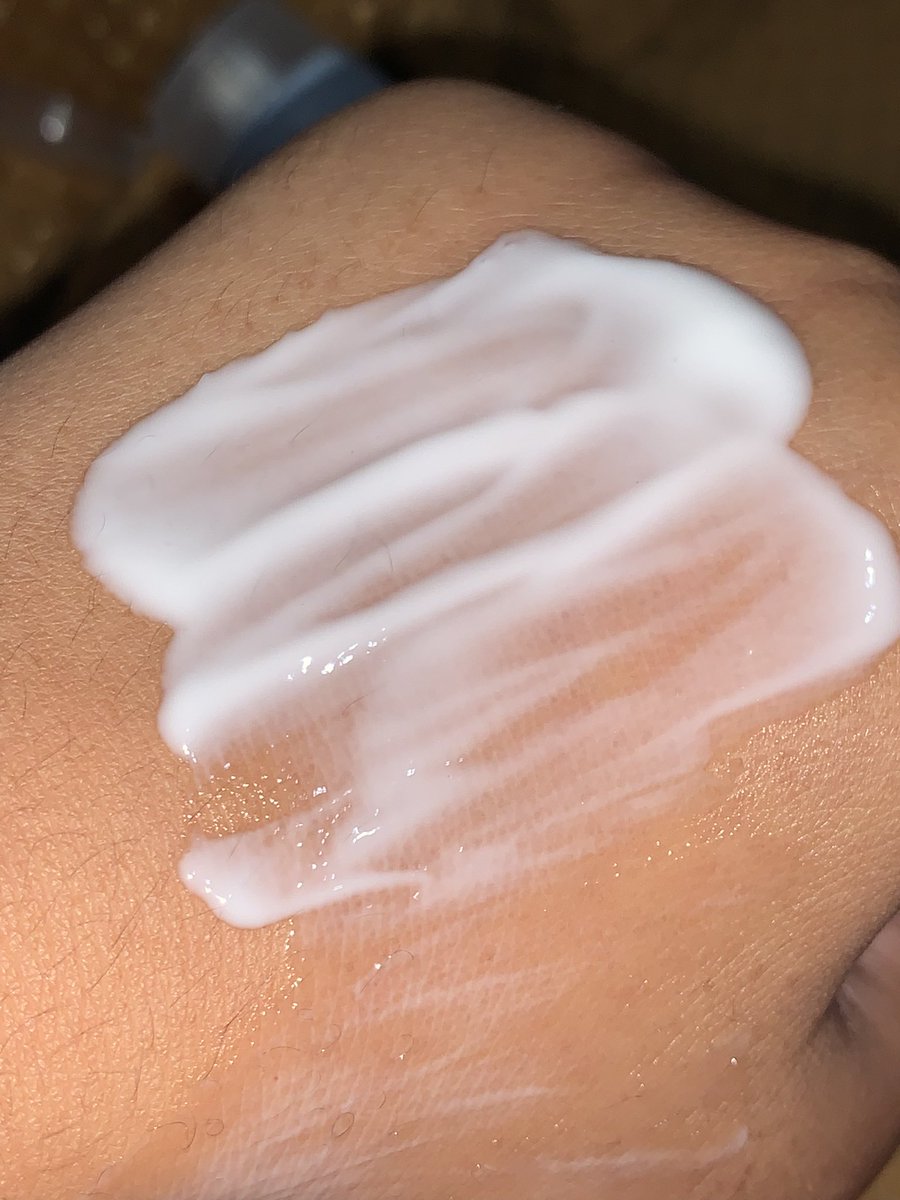 linskinjournal's tweet photo. aku pakai calming moisturizer dari teratu ini yg ternyata beneran ampuh buat bantu redain bruntusan yg aku alamin.

teksturnya creamy yg rich gini tapi tetep terasa ringan pas udah diapply ke kulit. lembab yg aku rasain juga nggak too much. https://t.co/nAITuogQ6a