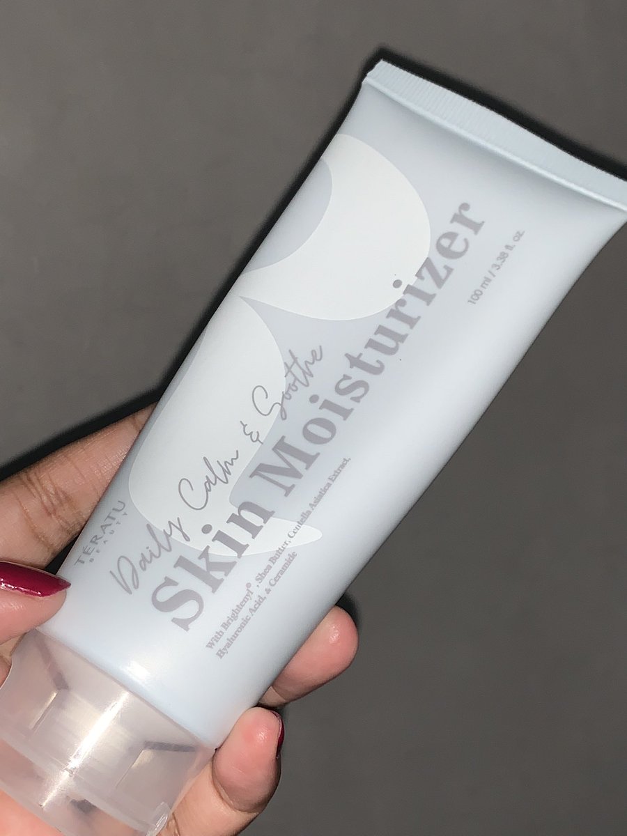 linskinjournal's tweet photo. aku pakai calming moisturizer dari teratu ini yg ternyata beneran ampuh buat bantu redain bruntusan yg aku alamin.

teksturnya creamy yg rich gini tapi tetep terasa ringan pas udah diapply ke kulit. lembab yg aku rasain juga nggak too much. https://t.co/nAITuogQ6a