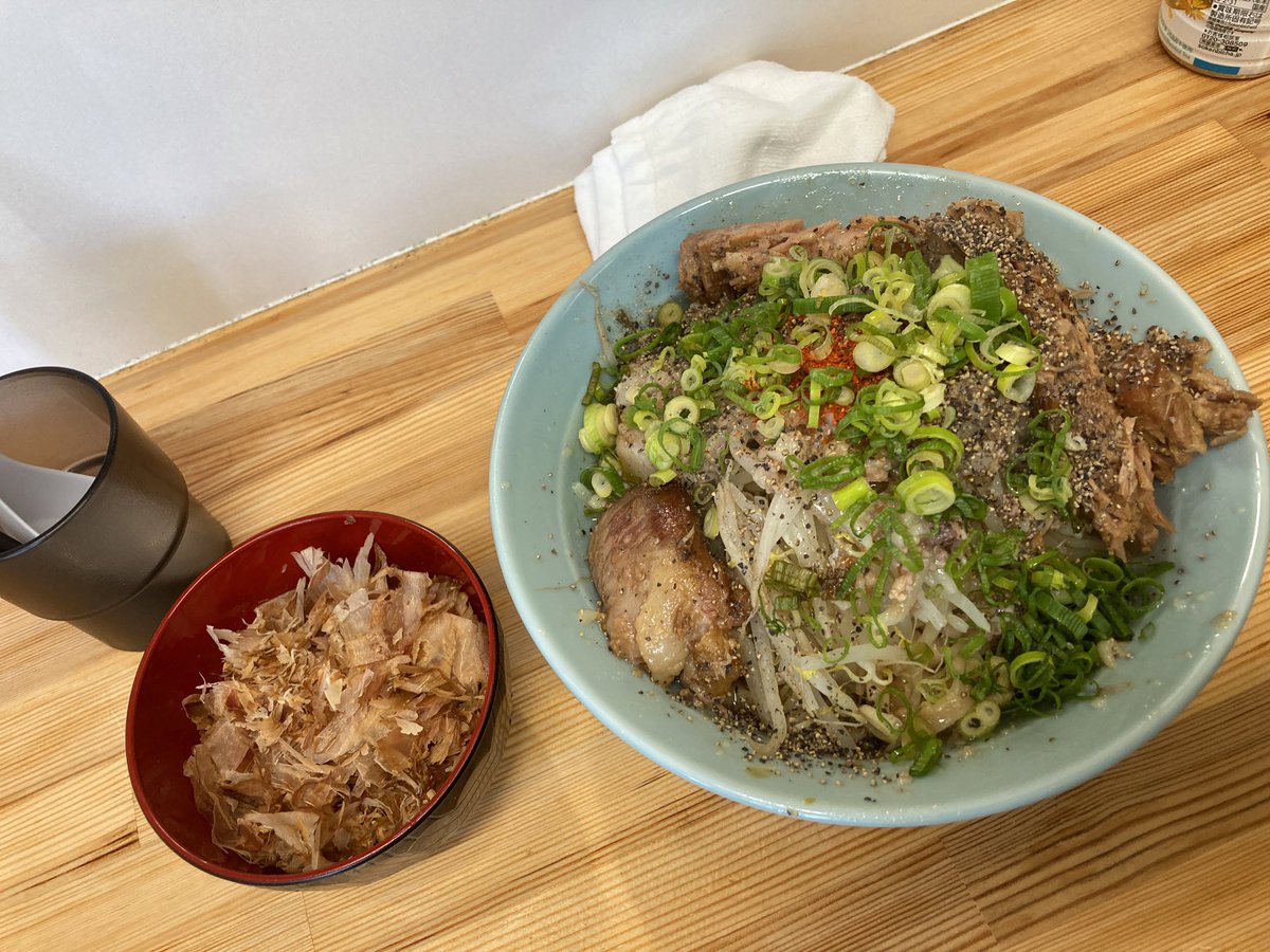 ibu_u's tweet photo. 平日限定塩汁無し200g
野菜ちょいマシ
ニンニク抜き
美味しかったです。
来年もお願いします🤲
#ラーメン工藤
#食べ納め https://t.co/zmDsSyBgUu
