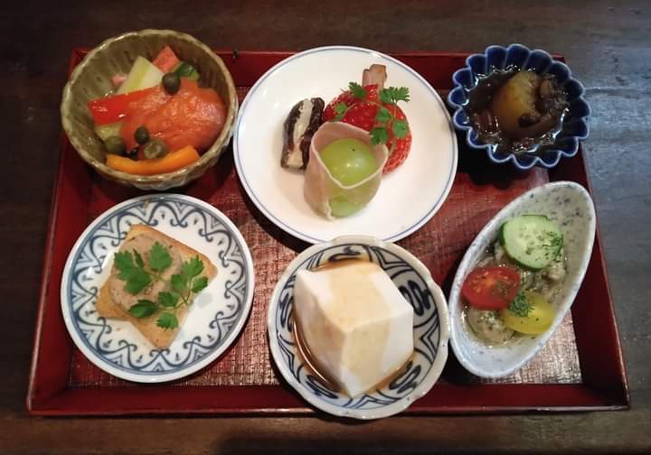 hirokiatarashi's tweet photo. 3,600円のお値打ちコースは、心揺さぶる香りと素材の繊細な表情が次々に顔を覗かせて、飽きさせません！三ノ輪・炭火串焼 興

https://t.co/xXZ8hb6zLe  #炭火串焼 #焼き鳥 #おばんざい #三ノ輪 https://t.co/rJw1zBLfag