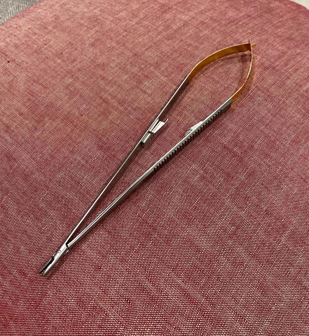 🧵regarding what may be the most beautiful of all surgical instruments, which is of course the Castroviejo needle holder.

Here we will take a closer look at some of its features, (especially the locking mechanism), its uses, and of course a little history.
(1/ )