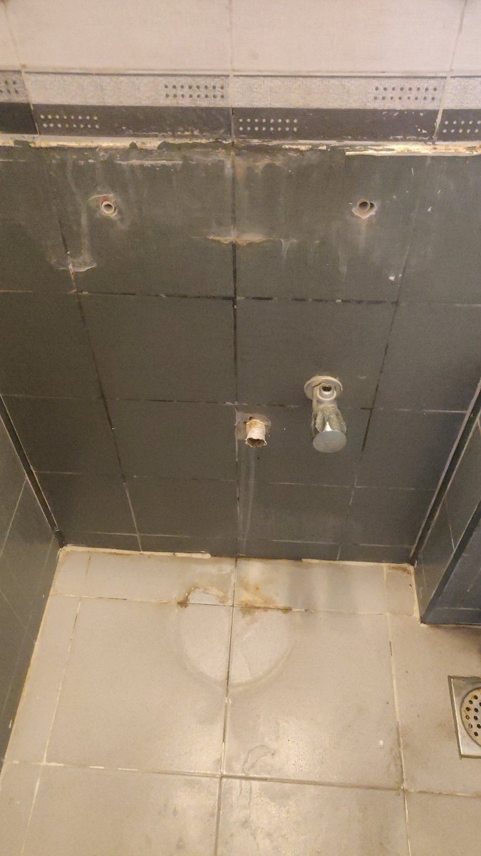 at2812's tweet photo. @IKEA Purchased from Bangalore store a sink + cabinet.Ordered grey cabinet and was delivered blue. Already had removed my existing sink 😔 .. Ur return team says they will take time to pickup and then give the grey cabinet.Why? #badcustomerservice @IKEAIndiaHelp @IKEAIndia https://t.co/hmU2CA65WY