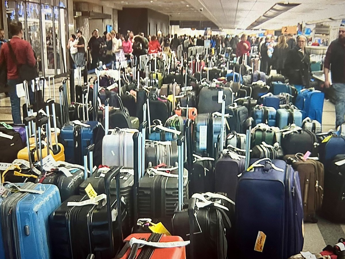 BrandonLRichard's tweet photo. Luggage piled up in the @SouthwestAir baggage claim area tonight at Denver International Airport (DIA).  @DenverChannel #southwest #southwestair https://t.co/8bcdwgW9zd