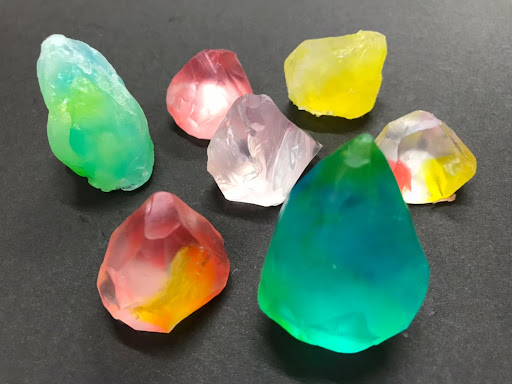 6JLARBl39mstmlo's tweet image. 8月4日　文京区アカデミア
「宝石みたいな石鹸を作ろう」

今年の夏には文京区が主催する文京区アカデミアに参加させていただきました！🙌
石鹸が汚れを落とす仕組みについてみんなで考え、宝石のようにキラキラ光る石けんを作りました！✨