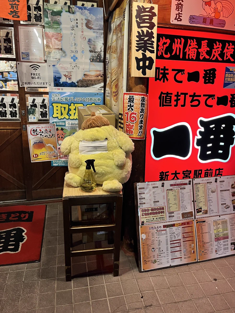 くいこんでいる…しっかりマスクをつけるポムポムプリン。
