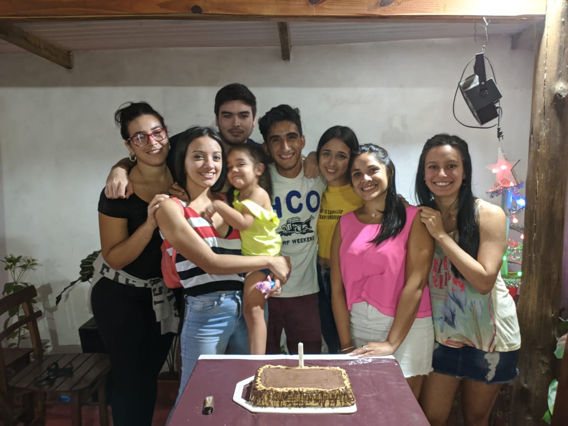 Tamylezcano1's tweet photo. Después de (creo) casi dos años, nos volvimos a juntar todos. Pero ahora con más integrantes 😍🥰
Siempre es hermoso verlos. Los amos mis MADS ♥️ https://t.co/86QNcl8gfC