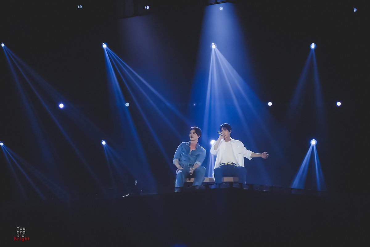 uAreSoBright's tweet photo. โชว์ดีมากทุกโชว์ ประทับใจค่ะ แต่ถ้าจองบัตร 6500 ได้ คงจะประทับใจกว่านี้ ^^ #BrightWinConcert [2] #bbrightvc https://t.co/lS4RB6xTAX