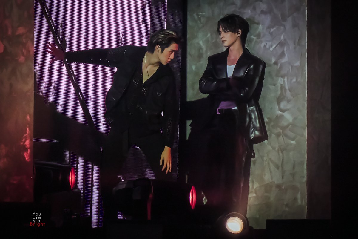 uAreSoBright's tweet photo. ชุดที่ร้องโชว์กับน้องอิงค์ คือชุดที่หล่อที่สุด คหสต  #BrightWinConcert [4] #bbrightvc https://t.co/MLZbZM9U8A