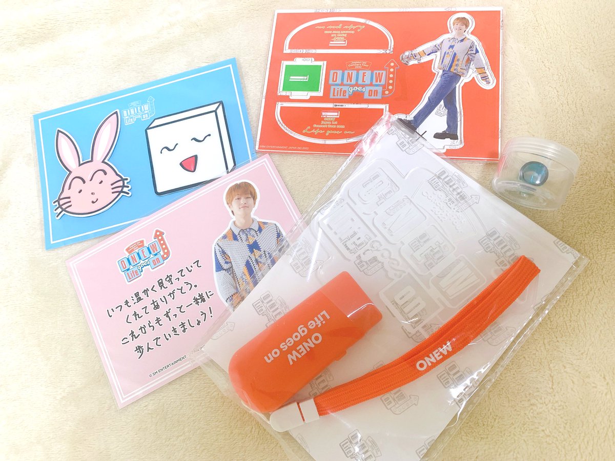<a href="/HBD_ONEW1214/">-`♡´- ʜᴀᴘᴘʏ ᴏɴᴇᴡ ᴅᴀʏ -`♡´-</a>  
진기 생일 플라워샵 🌷해시태그 이벤트에 당첨되어 너무 귀한 선물🎁을 받았습니다!! 감동 감동 😭
매번 눈으로만 감상하던 굿즈를 실물 영접할수 있게 해주셔서 감사해용!!🤩  
급하게 찍느라 비루한 사진은 용서를..^^:;;
#나의꽃_진기에게 
#온유 #ONEW #オニュ #샤이니 #SHINee