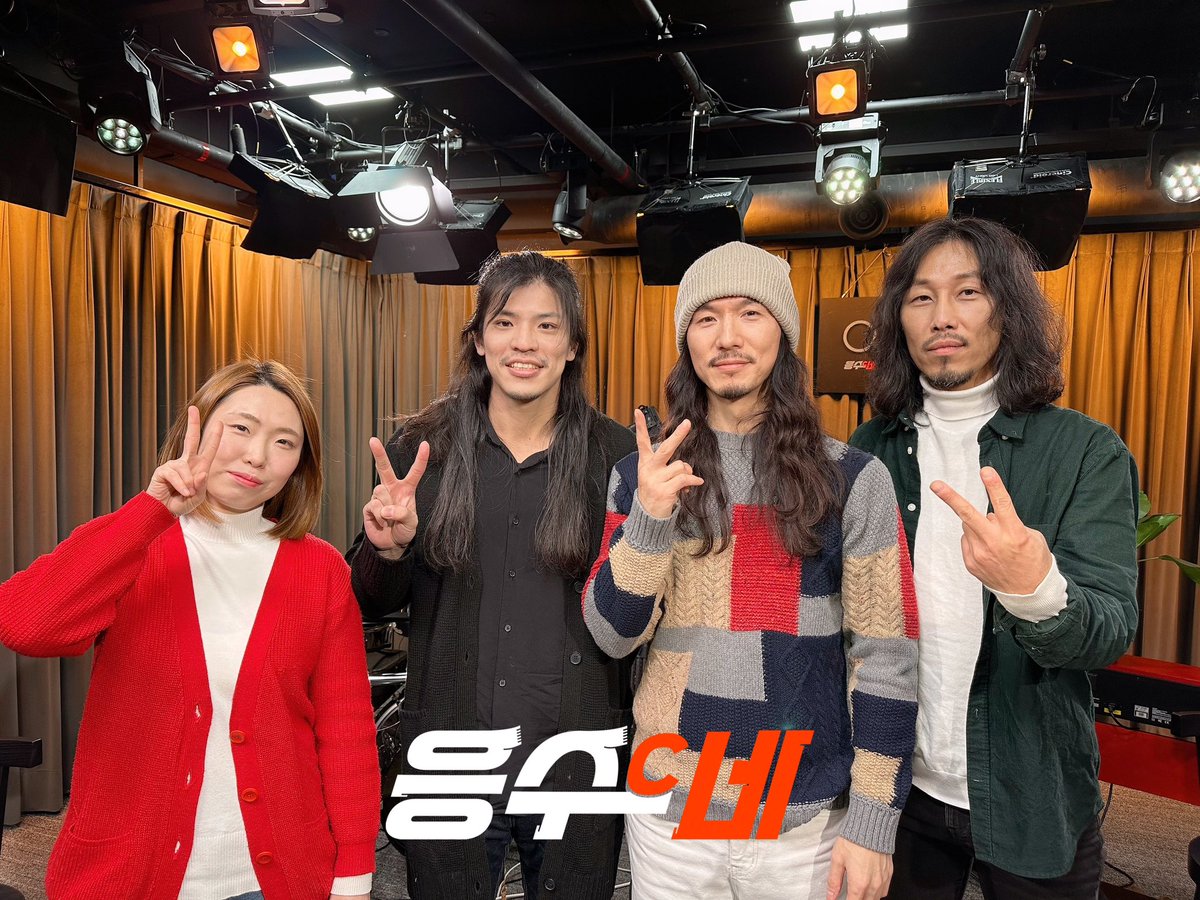 #응수씨네2 with #Redoneband 
명불허전 불꽃락커 정홍일 밴드✨Red-one band✨왔어요!
고막 뻥~ 뚫는 풀밴드로 들려주는 캐롤 라이브부터🎸 팬 분들이 듣고 싶어했던 노래 즉흥 버스킹까지🎵
지금 바로 보러 오세요💥
#NOW온에어

▶️ 평일 오후 3시, NOW.에서 본방사수!
🔔now.naver.com/l/1741185