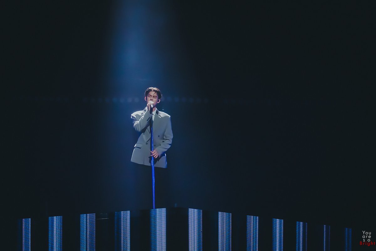 uAreSoBright's tweet photo. หล่อมาก ถึงเห็นตัวเท่าเข็มหมุดก็หล่อ #BrightWinConcert [6] #bbrightvc https://t.co/2k74YHvpWE