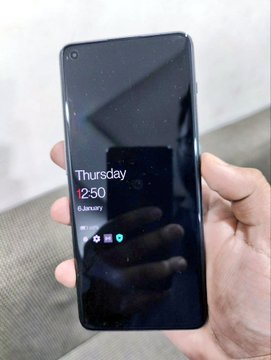 iamsta_'s tweet photo. OnePlus 11 in Green &amp; Black 😍

• Metal frame
• Alert Slider
• Curved display (front camera at left side)

#Oneplus11 https://t.co/ZF6v1Pp0Ks