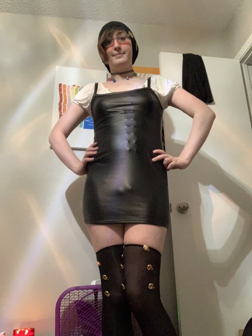 Friend got me a cute dress, can&rsquo;t wear it in public though lol https://t.co/vjvGj4MlBL<a href="/tag/pride"class="tags"><span>#pride</span></a><a href="/tag/transisbeautiful"class="tags"><span>#transisbeautiful</span></a>