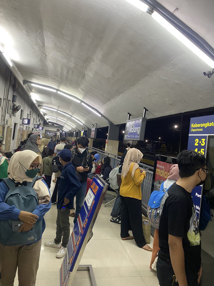 onaboutaya's tweet photo. Skrg tuh kayak enak banget naik kereta, ada petugas yg ngarahin, kereta apa yg mau dateng mereka manggilin smpe keluar stasiun jd kita yg dluar pun tau oh kreta dah mau dateng bisa buat persiapan masuknya, dan didalem pun jg di arahin bgt gitu loh https://t.co/ScRTEBAkH6
