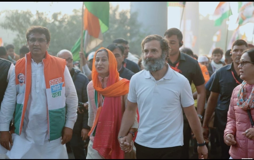 Naveendpyc's tweet photo. मिले कदम जुड़े वतन 🇮🇳❤️
अलग ही एहसास और खुशी की अनुभूति हुई  #BharatJodoYatra का हिस्सा बनकर लाखो लोग आदरणीय श्री @RahulGandhi जी के साथ एक कदम चलने को बेताब दिखे।कल यात्रा मे मुझे भी श्री राहुल गांधी जी के साथ चलने और अपनी बात रखने का मौक़ा मिला। @Ch_AnilKumarINC @INCDelhi @ https://t.co/SNmfrMtXcP