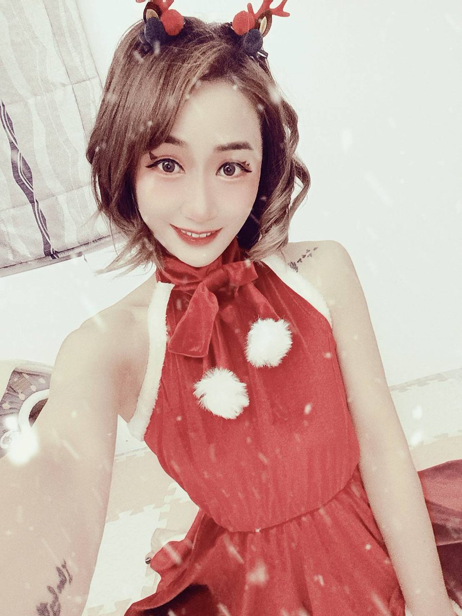 Hanfei0202's tweet photo. 補昨日聖誕節~~~

有一句話是這麼說的
我買得起玫瑰 但我還是想要你送我 就像我可以一個人生活 但我還是希望有人愛我

#TikTok #Ukraine #Taiwanese 
#台灣美女 #台北 
#外拍 #聖誕節變裝 https://t.co/gx4WOz86mB