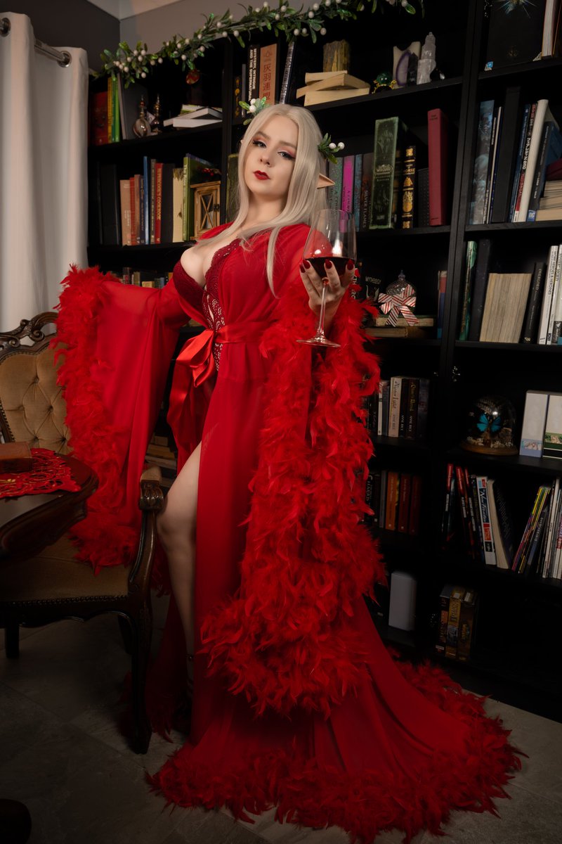 Come, celebrate with me 🍷🎄
Elf: @EmiApollo 
📸: @Sinizter_Pro
#elfcosplay #oc #originalcharacter #fantasycosplay #cosplay #elves #marabou #marabourobe  #featherrobe #sugardaddyrobe #dressinggown #featherdress #lingerie #christmas #wintersolstice #christmascosplay