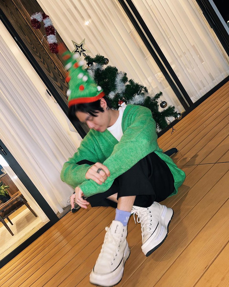 ㅤ┅━ ANAKIN 〯 ﹫𝐀𝐧𝐱𝐤𝐤𝐢𝐧⸼  ⤸
ㅤㅤ            ⸝⸝ ⋆ instagram ｡◞ˎ˗
ㅤㅤㅤㅤㅤ   #Rolband

Merry Christmas 🎄