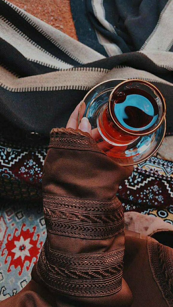 الله يعين ﺎلي من ﺎلهم مغبون 
  طبعه كتوم وداخله ﺎلف عله