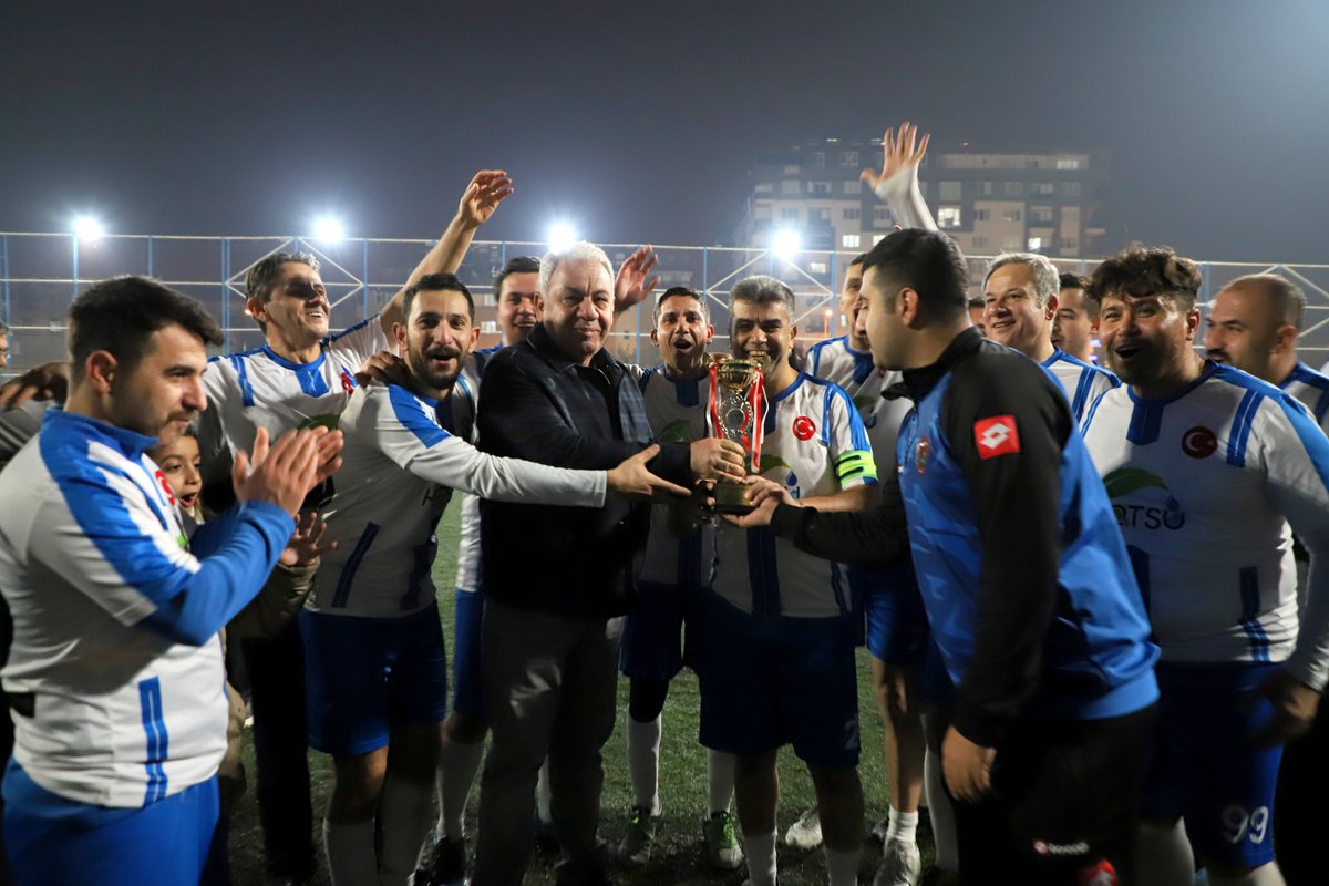 HatayHatsu's tweet photo. Birimlerimiz arasındaki birlik ve beraberliği pekiştirmek amacıyla düzenlediğimiz futbol turnuvasının şampiyonu HATSU oldu. 
Turnuvanın namağlup şampiyonu olan HATSU takımına şampiyonluk kupasını Genel Müdür yardımcımız Ramazan Bozkurt verdi. Şampiyon takımı yürekten kutluyoruz. https://t.co/mtf2c6ZEuI