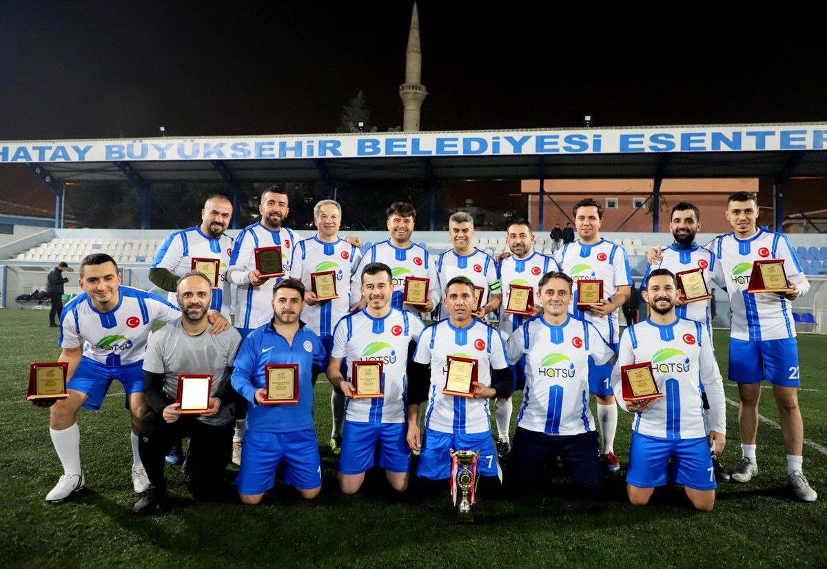 HatayHatsu's tweet photo. Birimlerimiz arasındaki birlik ve beraberliği pekiştirmek amacıyla düzenlediğimiz futbol turnuvasının şampiyonu HATSU oldu. 
Turnuvanın namağlup şampiyonu olan HATSU takımına şampiyonluk kupasını Genel Müdür yardımcımız Ramazan Bozkurt verdi. Şampiyon takımı yürekten kutluyoruz. https://t.co/mtf2c6ZEuI