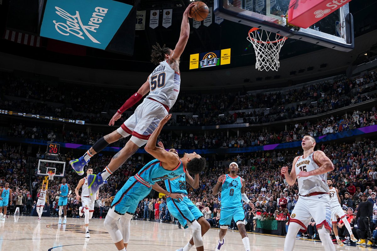 THIS PHOTO 😱

Dunk of the year?