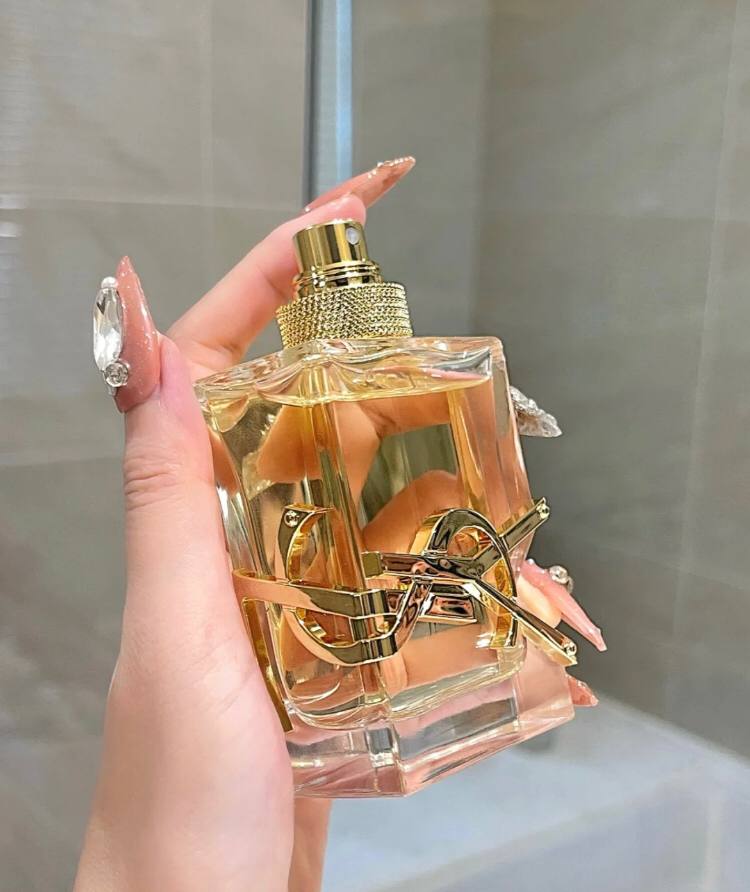 Windfall_cc's tweet image. Isn't perfume what it is sold by its own smell?