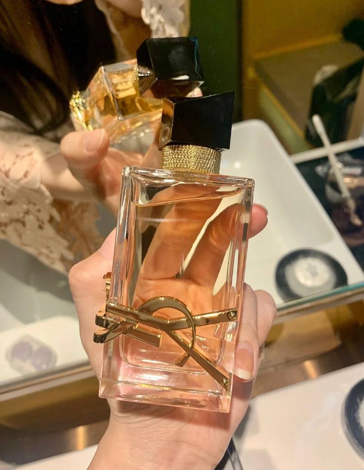 LisaFamita's tweet photo. There is no woman who does not like perfume, only women who have not found their own fragrance https://t.co/LMKj0RoxXR