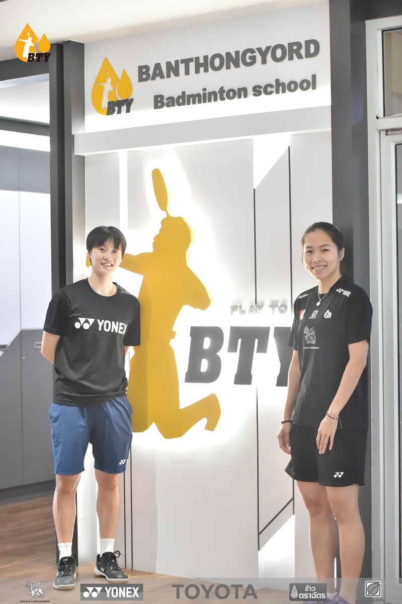 Artitaya_C's tweet photo. เฉินยู่เฟย เหรียญทองโอลิมปิกหญิงเดี่ยว ยังคงซ้อมอยู่กับน้องเมย์ที่บ้านทองหยอด ถือเป็นการซ้อมรอแข่งรายการใหญ่ที่มาเลเซีย 10 มกราคมนี้ รู้เขารู้เราจริงๆ5555 พี่จีนพี่ไทย น้องหมิวก็ได้มาร่วมซ้อมด้วย
#Chenyufei #Ratchanok #Intanon #Badminton #Malaysiaopen2023 https://t.co/OT7Kv5swa1