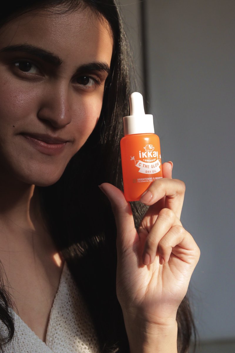 Get that holiday glow with C The Glow dry oil, 🧡 It is packed with Vitamin C extracts and essential oils that help to repair dull and damaged skin. It works like a miracle to manage skin elasticity, and brighten the skin tone.
📸@brush_and_crush
#ikkai #ikkaibeauty
