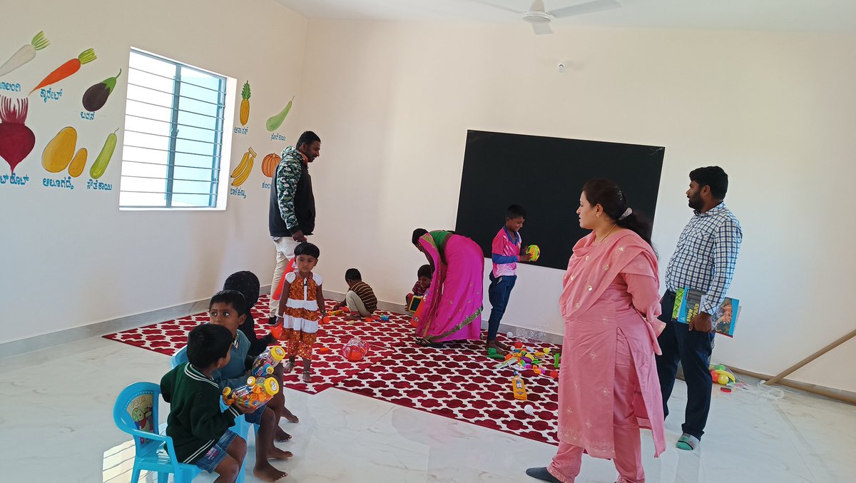 ceozpkolar's tweet photo. ಮಾಲೂರು ತಾಲ್ಲೂಕಿನ ದಿನ್ನಹಳ್ಳಿ ಗ್ರಾ. ಪಂ. ವ್ಯಾಪ್ತಿಯಲ್ಲಿ ನರೇಗಾ ಕೂಲಿಕಾರ್ಮಿಕರ ಮಕ್ಕಳಿಗಾಗಿ ಮನರೇಗಾ ಯೋಜನೆಯಡಿ ನಿರ್ಮಿಸಿರುವ ಶಿಶು ಪಾಲನಾ ಕೇಂದ್ರ. ಮಕ್ಕಳಿಗೆ ಆಟವಾಡಿಕೊಳ್ಳಲು ಆಟಿಕೆಗಳನ್ನು ಒದಗಿಸಿದ್ದು, ಕೊಠಡಿಯ ಗೋಡೆ ಮೇಲೆ ಮಕ್ಕಳ ಕಲಿಗೆ ಉಪಯುಕ್ತವಾಗುವ ವರ್ಣಮಾಲೆ, ಹಣ್ಣು, ತರಕಾರಿಗಳ ಚಿತ್ರಗಳನ್ನು ಬಿಡಿಸಲಾಗಿದೆ.@MgnregsK https://t.co/DOjaDGDOG3