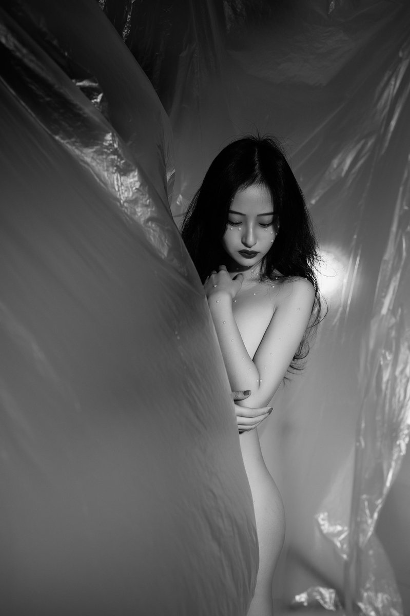 “她是寒冬里盛放的白梅，是骨骼里不枯的白玫瑰”

摄影：@all4void
出镜：@xizi1840 https://t.co/kdMYAbFlOA