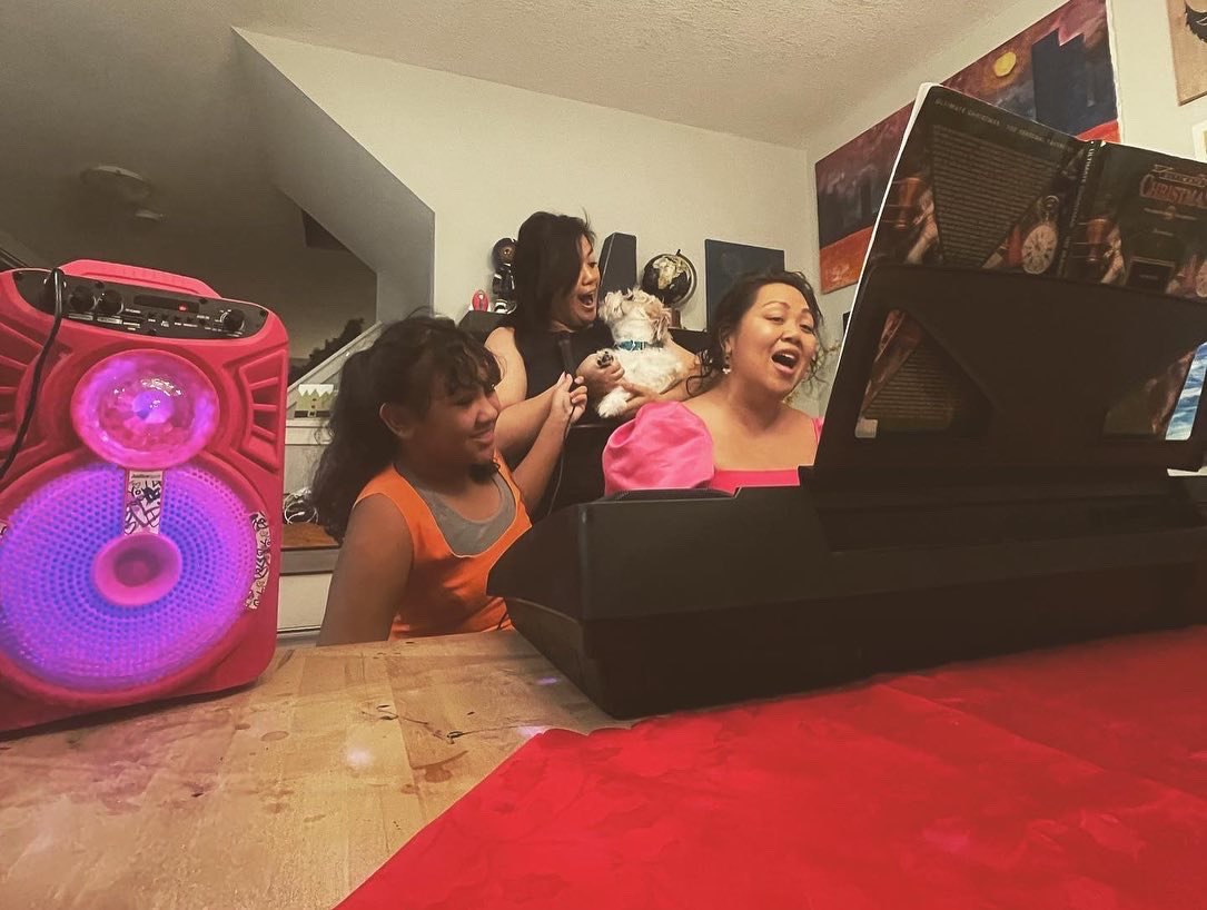 ChristmasBureau's tweet image. Whether it’s a traditional #UkrainianChristmas or a Filipino #kamayan - it’s always more joyful with family, friends, and good food at the dinner table. 

Merry Christmas #yeg 🎄🍽🎶