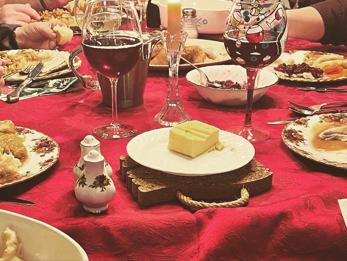 ChristmasBureau's tweet image. Whether it’s a traditional #UkrainianChristmas or a Filipino #kamayan - it’s always more joyful with family, friends, and good food at the dinner table. 

Merry Christmas #yeg 🎄🍽🎶