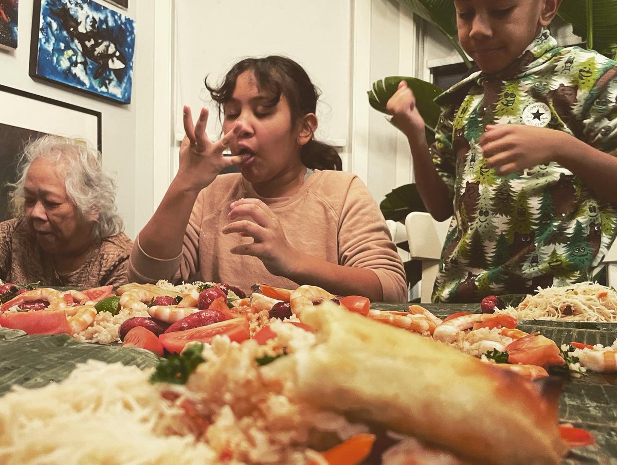 ChristmasBureau's tweet image. Whether it’s a traditional #UkrainianChristmas or a Filipino #kamayan - it’s always more joyful with family, friends, and good food at the dinner table. 

Merry Christmas #yeg 🎄🍽🎶