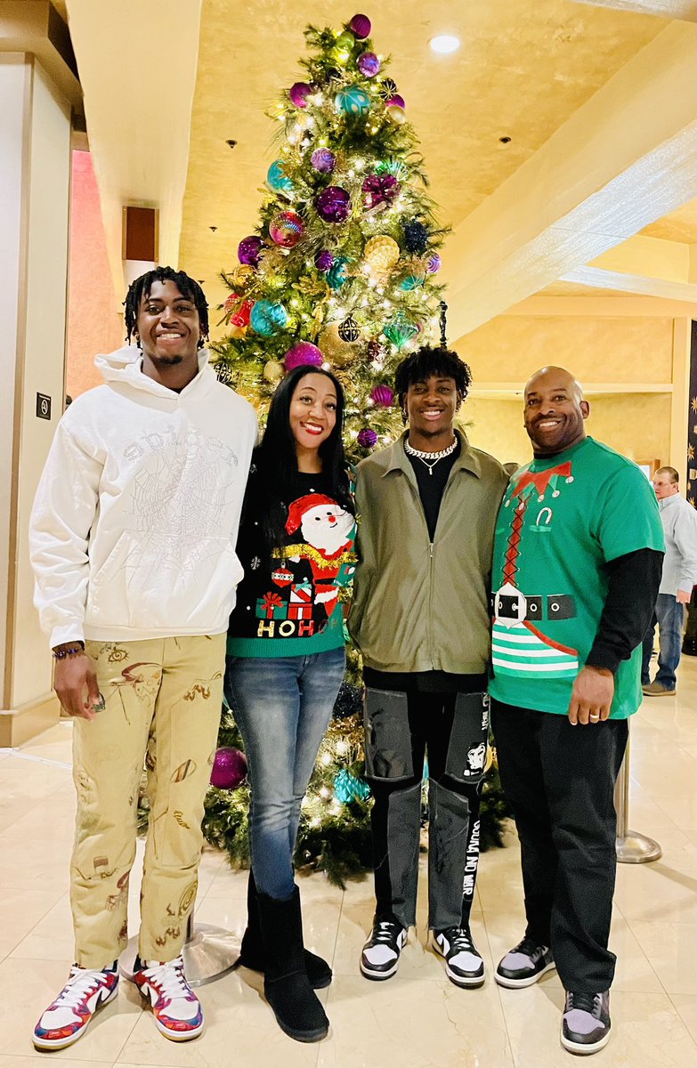 reneebranch's tweet photo. Merry Christmas from the Branch Family!! https://t.co/yHX9COVMPi