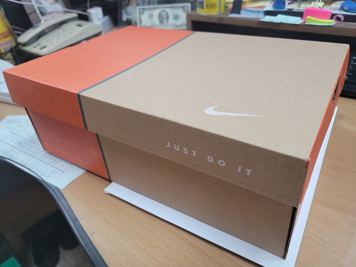 dp292513's tweet photo. Air Force 1 color of the month white metalic silver
농구화만 사 댔더니 목 낮은 신발이 부족해서 하나 구입함..
역시 시태디셀러의 힘이 느껴진다...아주 이쁘네요 https://t.co/nS7CAiMeYf
