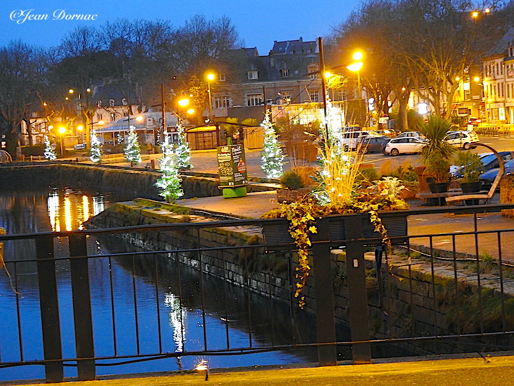JeanDornac's tweet photo. Les sapins lumineux bordent la rivière et se mirent dans l’eau même au petit matin, comme là… #sapins #lumineux #rivière #mirent #eau #Lannion #CôteArmor #Bretagne #France https://t.co/xV0fpO1XTb