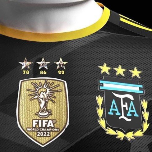 Adidas,le fournisseur officiel de l'Equipe Nationale d’Argentine dévoile le nouveau maillot des #ChampionsduMonde en s’inspirant du 'bisht' des princes du Qatar 🇶🇦 porté par #Messi lors de la cérémonie de la remise trophée de la #FIFAWorldCup et en plantant les trois étoiles 🌟