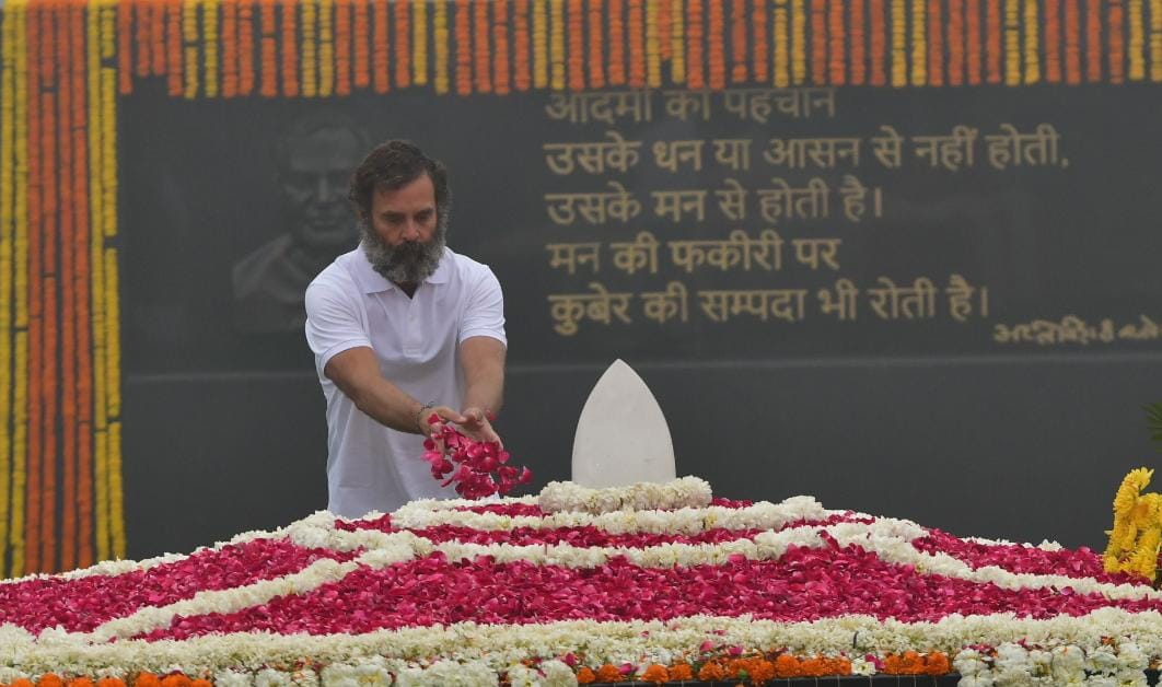 "छोटे मन से 
कोई बड़ा नहीं होता"..
अटल जी की समाधि पर राहुल गांधी।