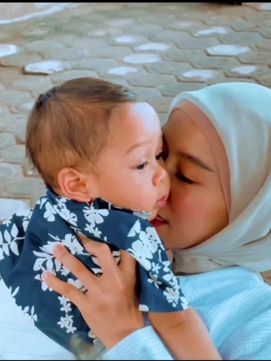 Sofyasary's tweet photo. Bunda kesayangan abang Leslar Al Fatih🤍 #HappyFatihDay https://t.co/xYNI2lgxj7