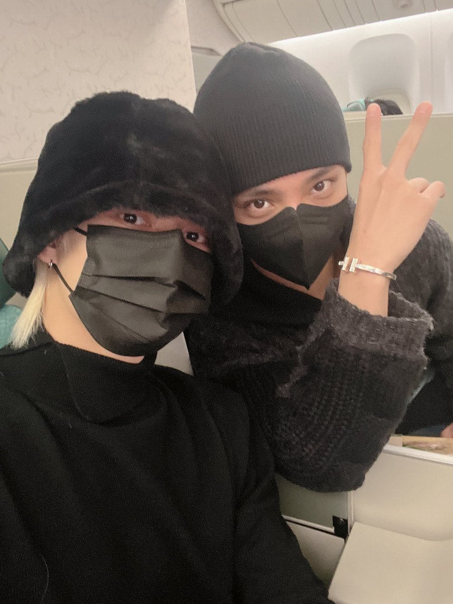 221226 위버스
슈휘가 공항도둑이라니