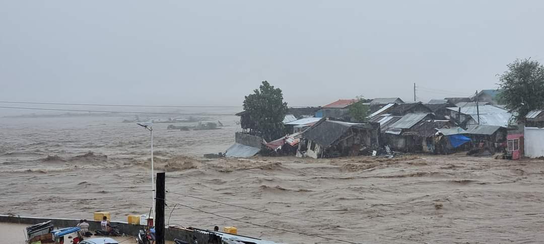 asteuronxmii's tweet photo. #MisamisOccidentalNeedsHelp 
The provinces of MissOcc are greatly affected by massive floods, and we're trying to get help as much as we can.
People are nervous for the night to come as water may rise again and the rain won't stop pouring. My fellow Misamisnons need your help! https://t.co/6DeDG4gPaV